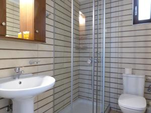 y baño con lavabo, aseo y ducha. en Sea Front Studios Old Town, en Rethymno