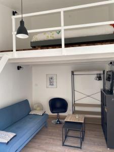 sala de estar con sofá y litera en Gîte Lou Sabaï au pied des dentelles de Montmirail, piscine partagée, en Aubignan