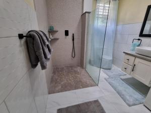 Ένα μπάνιο στο Tropical Suites