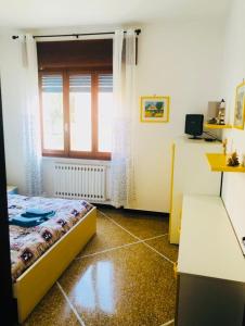 Un dormitorio con una cama y una ventana. en Appartamenti Ancora Azzurra, en Deiva Marina 2 fotos más