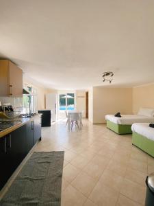 una cucina e un soggiorno con due letti e un tavolo di Good Vibes Villa ad Aljezur