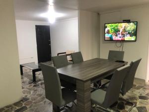 comedor con mesa, sillas y TV en Apartamento cómodo,grande,céntrico,bien ubicado Apto 203, en Medellín