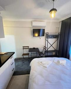 sypialnia z białym łóżkiem, stołem i krzesłami w obiekcie Mr Miller Suites w Stambule