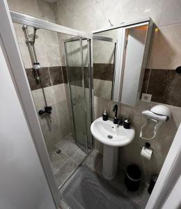 W łazience znajduje się umywalka i prysznic. w obiekcie Mr Miller Suites w Stambule