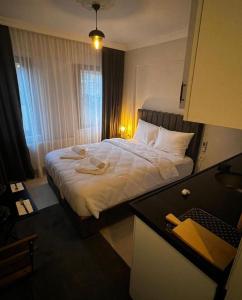 une chambre d'hôtel avec un lit et 2 serviettes. dans l'établissement Mr Miller Suites, à Istanbul