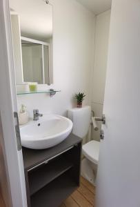 łazienka z umywalką i toaletą w obiekcie Adria summer home w Biogradzie na Moru +16 zdjęć