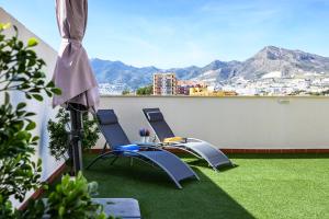- un balcon avec vue doté de 2 chaises et d'une table dans l'établissement Apartamento Dúplex Solárium Benalmádena Playa, à Benalmádena