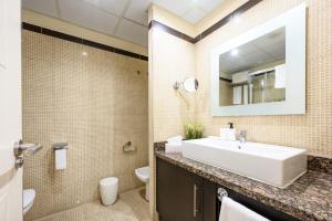 La salle de bains est pourvue d'un lavabo, de toilettes et d'un miroir. dans l'établissement Apartamento Dúplex Solárium Benalmádena Playa, à Benalmádena