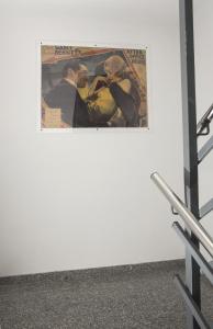 un poster colgado en una pared en una habitación blanca en Jazz Apartments, en Piran