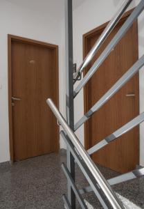 un conjunto de escaleras de metal en una habitación con puerta en Jazz Apartments, en Piran