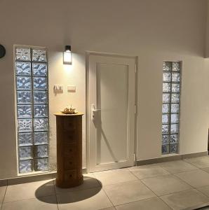 Pokój z drzwiami, dwoma oknami i stołem w obiekcie Kaya Venus Bonaire w mieście Kralendijk