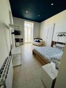 ein Schlafzimmer mit einem Bett und einem Etagenbett in der Unterkunft BnB My Way Toledo in Neapel