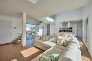 Χώρος καθιστικού στο Aroeira Villa w/ Pool near Beach, By TimeCooler