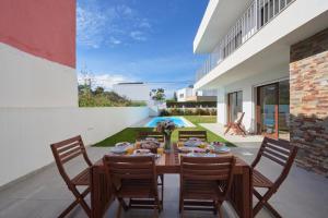 Μπαλκόνι ή βεράντα στο Aroeira Villa w/ Pool near Beach, By TimeCooler