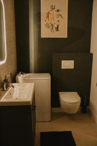 une salle de bains avec toilettes et lavabo dans l'établissement No.8 Studio, à Sibiu 9 autres photos