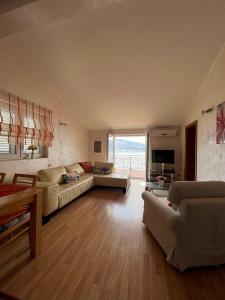 - un grand salon avec un canapé et une table dans l'établissement Villa Mare Apartments, à Tivat