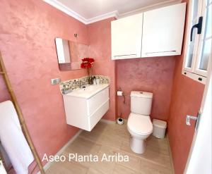 A bathroom at Bungalow soleado a 100 metros de La Playa