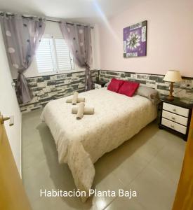 A bed or beds in a room at Bungalow soleado a 100 metros de La Playa