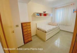 A bed or beds in a room at Bungalow soleado a 100 metros de La Playa