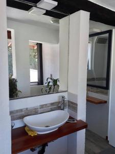 y baño con lavabo blanco y espejo. en loft interno en Villa General Belgrano