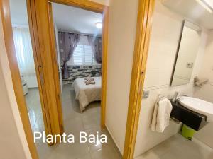 A bathroom at Bungalow soleado a 100 metros de La Playa
