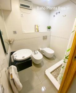 A bathroom at Bungalow soleado a 100 metros de La Playa