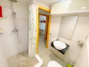 A bathroom at Bungalow soleado a 100 metros de La Playa