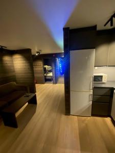 uma cozinha com um frigorífico e uma sala de estar em Brobygget Mølla 101 em Kyrkjebøen