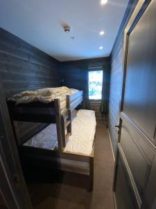 um pequeno quarto com 2 beliches em Brobygget Mølla 101 em Kyrkjebøen