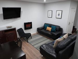 a living room with a couch and a television at Casa Pirosa2 in Aveiro