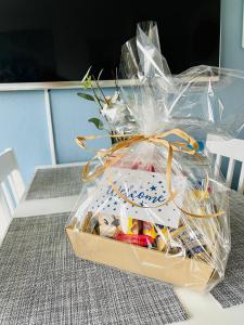 eine Schachtel voller Süßigkeiten auf dem Tisch in der Unterkunft “SEA HEAVEN “ chalet in Sandown Bay Holiday Park in Brading