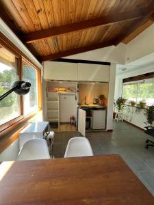 - une cuisine avec une table et des chaises dans la chambre dans l'établissement loft interno, à Villa General Belgrano