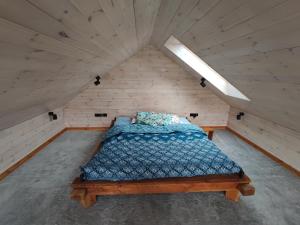 Postel nebo postele na pokoji v ubytování Domki nad Jeziorem Sunia