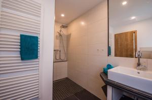een badkamer met een wastafel en een douche bij Weingut Erich Serwazi in Mesenich
