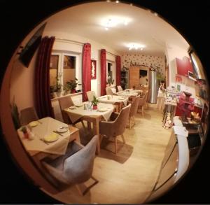 ein Spiegelbild eines Restaurants mit Tischen und Stühlen in der Unterkunft Landhaus Effeld in Wassenberg