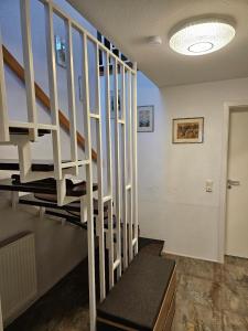 Una escalera de caracol en una habitación con puerta en Unter dem Fuchsturm, en Jena