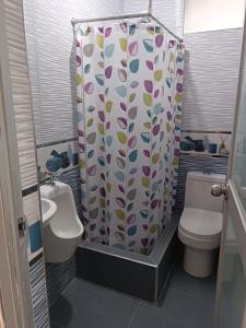 a bathroom with a toilet and a shower curtain at HOSPEDAJE SAMAY WASI (AYACUCHO) in Ayacucho
