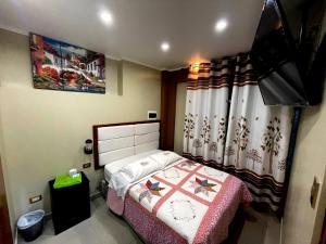 ein kleines Schlafzimmer mit einem Bett und einem Fenster in der Unterkunft HOSPEDAJE SAMAY WASI (AYACUCHO) in Ayacucho