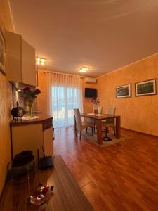 Foto dalla galleria di Villa Mare Apartments a Tivat Altre 170 foto