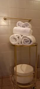 einen Haufen Handtücher auf einem Handtuchhalter im Bad in der Unterkunft Poggio al Sole in Fiesole