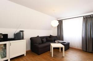 ein Wohnzimmer mit einem Sofa und einem Tisch in der Unterkunft Ferienhaus Katharina in Malschwitz