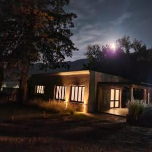 La Rosa de Tilcara في تيلكارا: منزل يضيء ليلا مع ضوء الشارع