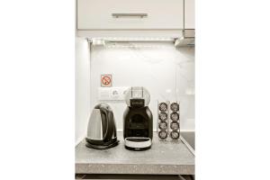 una macchinetta del caffè su un bancone in cucina di Ionian Citizen Atelier a Città di Corfù