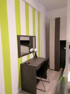 escritorio en una habitación con rayas verdes y blancas en Le 2M Apartment en Bolonia