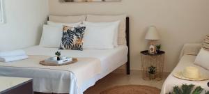 una camera bianca con un letto con un cuscino zebrato di Perfect View Luxury Apartment a Ierápetra