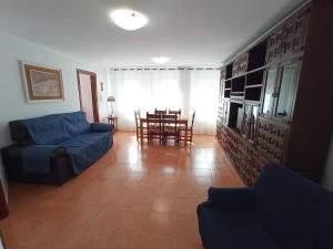 sala de estar con sofá azul y mesa en EL RINCON DE LUISA Y SANTOS, en Ezcaray