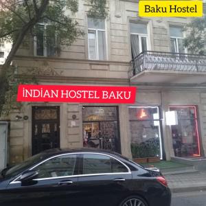 İndian hostel في باكو: سيارة متوقفة أمام مبنى