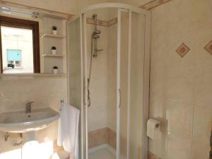 bagno con lavandino e doccia di Casa Angelina a Grado