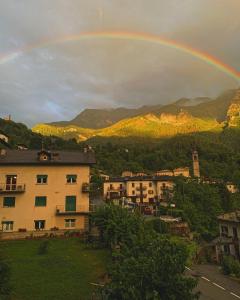 Un arcobaleno nel cielo sopra una città di La Mansarda di Casa Vacanze La Vite a Bordogna