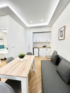 a living room with a table and a couch at Apartamento El Horno in Córdoba